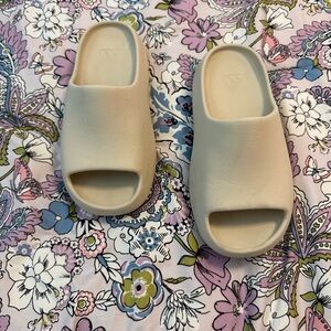 Yeezy Neutral Tan Slide